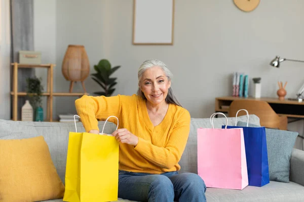 Froh Glücklich Hübsche Kaukasische Seniorin Shopaholic Packt Taschen Mit Einkäufen — Stockfoto