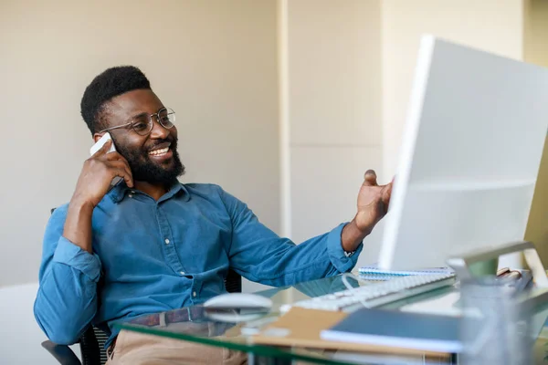 Comunicación Móvil Empresarial Feliz Hombre Negocios Negro Hablando Por Teléfono —  Fotos de Stock