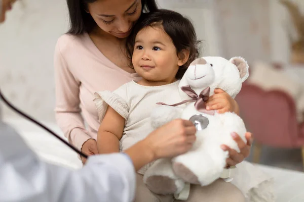 Dziecko Ambulatorium Lekarz Podczas Spotkania Azjatycką Dziewczynką Malucha Jej Matką — Zdjęcie stockowe