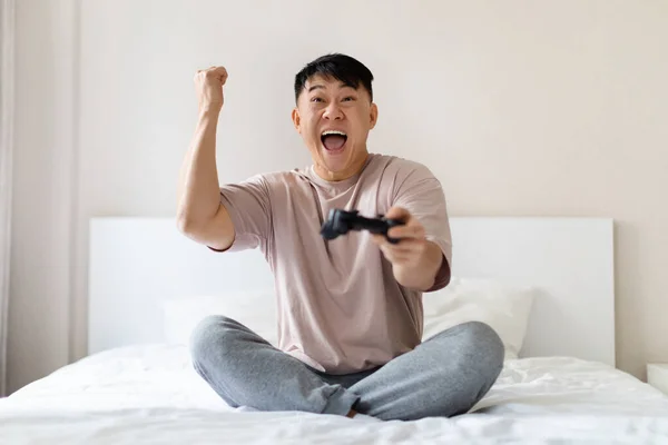 Feliz Positivo Bonito Meia Idade Asiático Homem Jogador Divertindo Casa — Fotografia de Stock