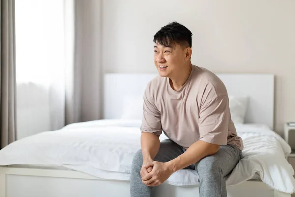 Feliz Homem Asiático Meia Idade Desfrutando Manhã Ensolarada Sentado Cama — Fotografia de Stock