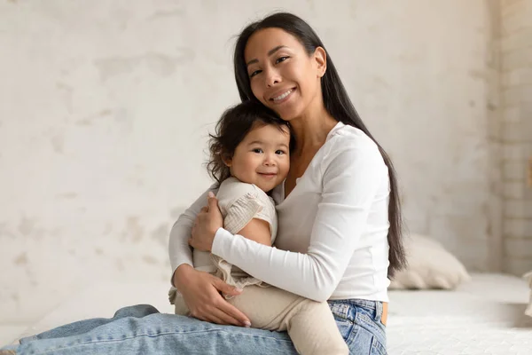 Sorridente Coreano Madre Abbraccio Holding Suo Bambino Figlia Guardando Fotocamera — Foto Stock