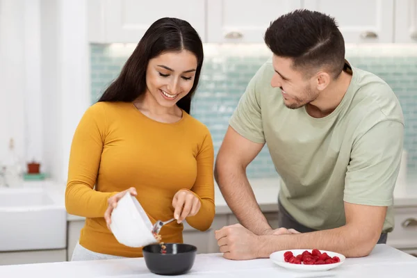 Hermosa Pareja Joven Oriente Medio Preparando Desayuno Juntos Cocina Casa —  Fotos de Stock