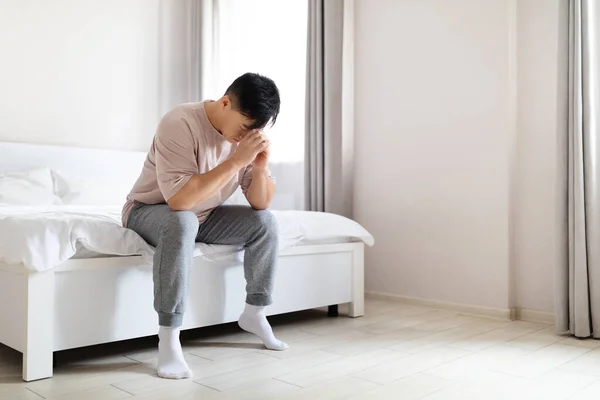 Δυσάρεστη Κατάθλιψη Ενήλικας Ασιάτης Που Φοράει Πιτζάμες Κάθεται Μόνος Στο — Φωτογραφία Αρχείου