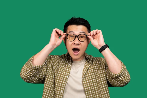 Emocional Asiático Meia Idade Homem Abertura Boca Choque Tocando Óculos — Fotografia de Stock