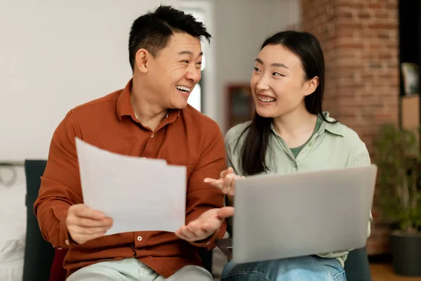 Vrolijk Koreaans Echtpaar Betalen Rekeningen Internet Laptop Zitten Samen Bank — Stockfoto