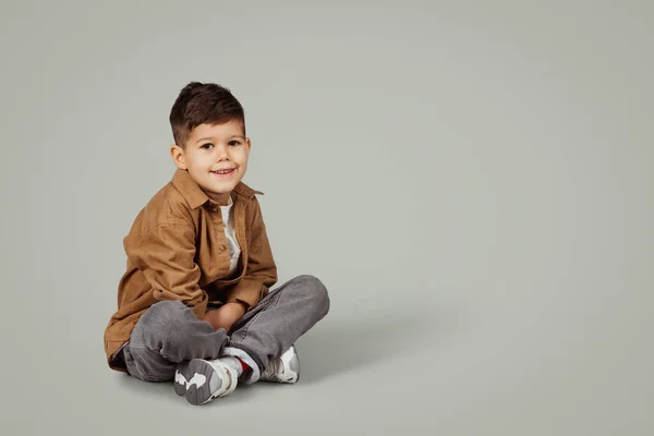 Fröhliche Kaukasische Jährige Kleine Junge Lässig Sitzen Auf Dem Boden — Stockfoto