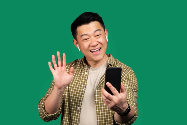 Homem Coreano Positivo Meia Idade Fazendo Videochamada Celular Usando Fones — Fotografia de Stock