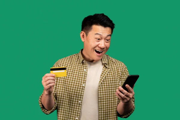 Ενθουσιασμένος Ασιάτης Που Χρησιμοποιεί Κινητό Και Πιστωτική Κάρτα Για Διαδικτυακά — Φωτογραφία Αρχείου