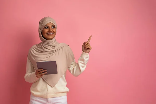 Happy Muslim Woman Hijab Holding Digital Tablet Pointing Aside Copy — Stock Fotó