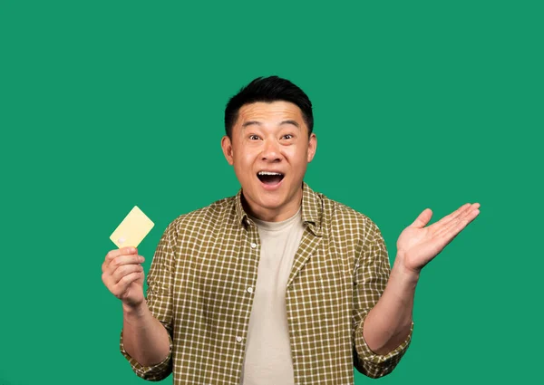 Захоплений Середнього Віку Азіатський Чоловік Тримає Кредитну Картку Піднімаючи Руки — стокове фото