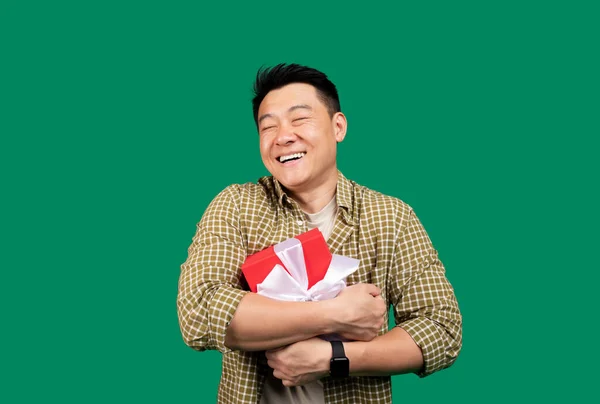 Melhor Presente Aniversário Feliz Asiático Homem Abraçando Embrulhado Caixa Presente — Fotografia de Stock