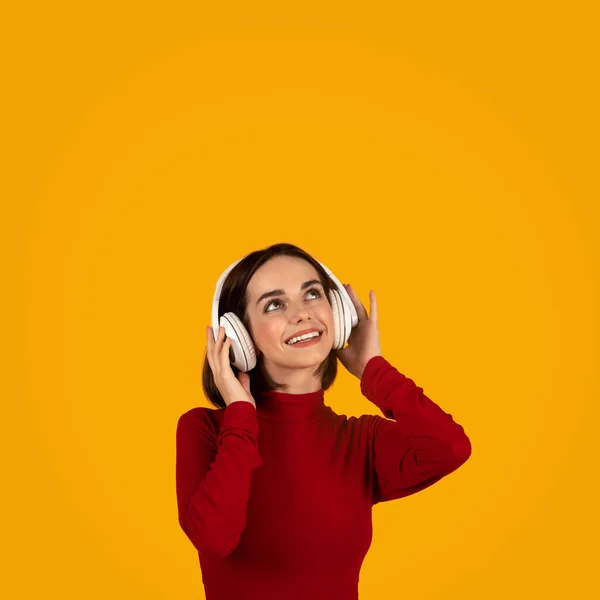 Glad Ung Smilende Brunette Dame Rødt Langermet Som Hører Musikk – stockfoto