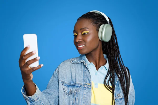 Távközlési Alkalmazás Örömteli Boldog Fiatal Fiatal Elegáns Afro Amerikai Alkalmi — Stock Fotó