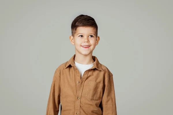 Sonriente Caucásico Niño Años Edad Alumno Miradas Casuales Espacio Vacío — Foto de Stock