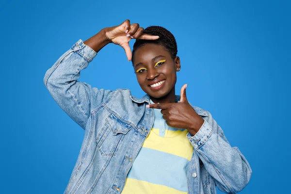 Веселый Счастливый Красивый Молодой Красивой Черной Женщины Повседневной Одежде Яркие — стоковое фото