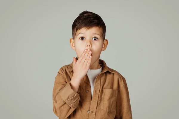 Shocked Surprised Caucasian Years Old Little Boy Casual Closes Mouth — Stock Photo, Image