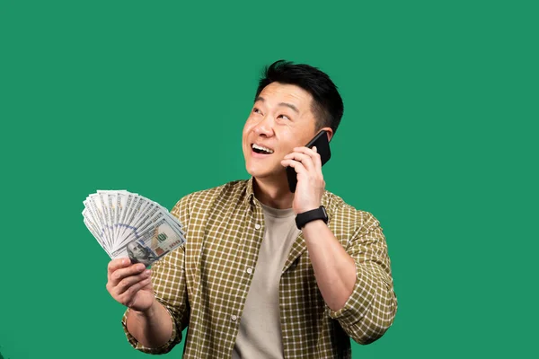 Dolarların Hayranı Olan Mutlu Asyalı Bir Adam Cep Telefonuyla Konuşuyor — Stok fotoğraf