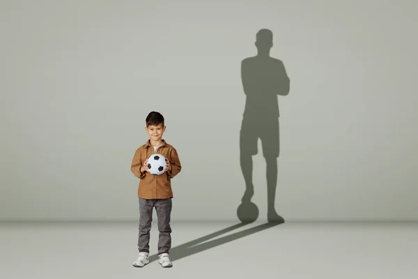 Szczęśliwy Biały Lat Mały Dzieciak Casual Piłką Nożną Cień Dorosłego — Zdjęcie stockowe