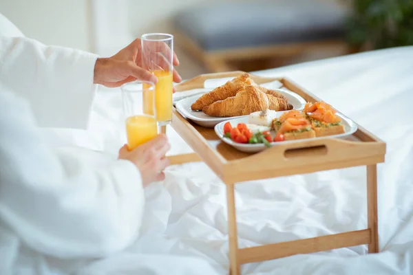 Tanımlanamayan Çift Yatakta Romantik Bir Kahvaltı Yapıyor Ellerinde Portakal Suyuyla — Stok fotoğraf