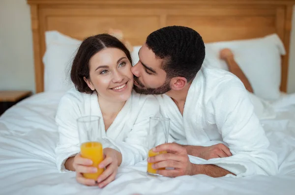Lua Mel Namorado Amoroso Beijando Namorada Segurando Suco Laranja Manhã — Fotografia de Stock