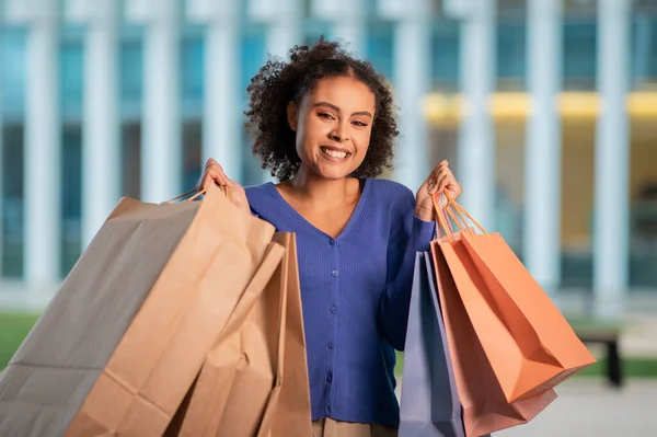 Lyckad Shopping Glada Afroamerikanska Lady Köpare Innehar Många Papperspåsar Posing — Stockfoto