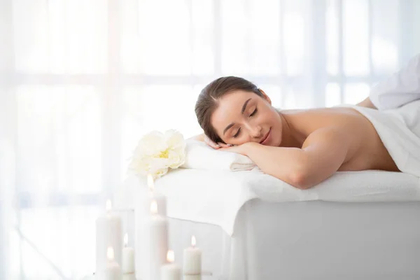 Conceito Relaxamento Bem Estar Jovem Mulher Indiana Deitada Mesa Massagem — Fotografia de Stock