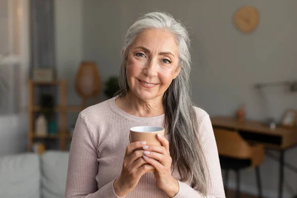 Portret Szczęśliwej Białej Staruszki Siwymi Włosami Trzymać Filiżankę Gorącego Napoju — Zdjęcie stockowe