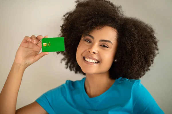 Усміхнений Досить Тисячолітній Афроамериканський Кучерявий Леді Показує Кредитну Картку Сірому — стокове фото