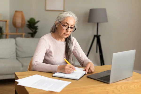Concentrated Serious Busy Pretty Caucasian Old Lady Glasses Makes Notes — Stock Photo, Image