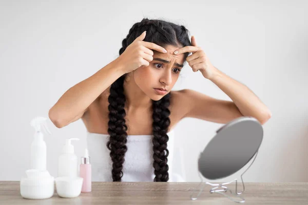 Jovem Indiana Chupando Espinha Testa Enquanto Olhava Espelho Banheiro Mulher — Fotografia de Stock