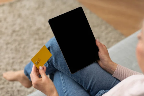 Běloška Dospělá Žena Používá Kreditní Kartu Tablet Prázdnou Obrazovkou Pro — Stock fotografie