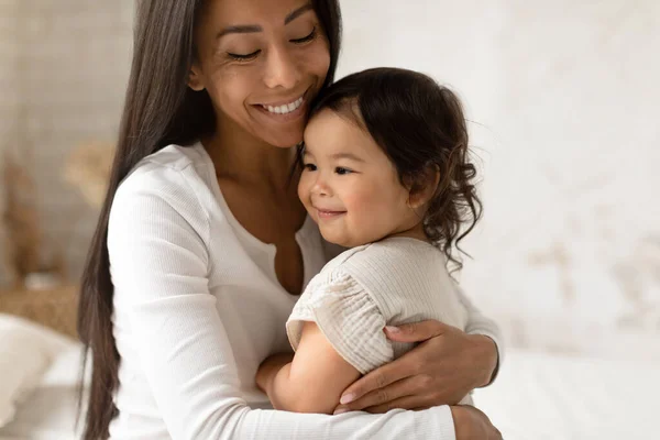Kinderopvang Glimlachende Japanse Moeder Houdt Baby Dochter Zittend Bed Moderne — Stockfoto