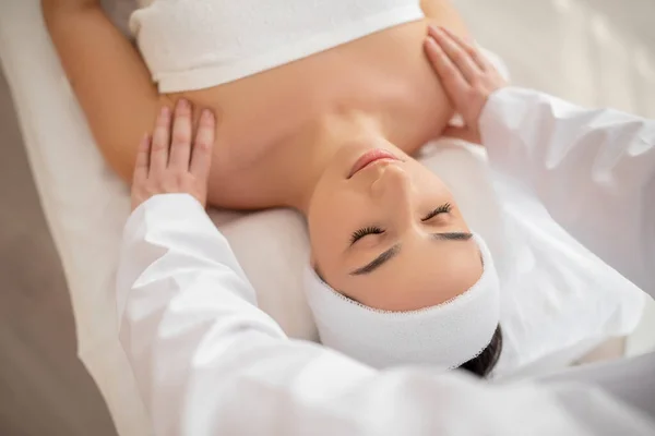 Tratamentos Beleza Massagista Fazendo Massagem Relaxante Para Mulher Indiana Atraente — Fotografia de Stock