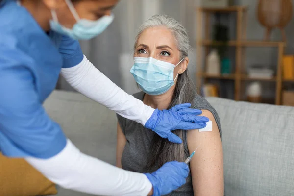 Blanke Oude Dame Bezoek Aan Dokter Verpleegster Handschoenen Beschermende Masker — Stockfoto