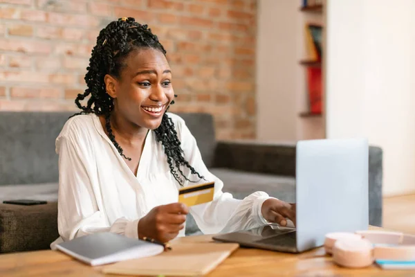 Excitada Senhora Afro Americana Usando Laptop Moderno Mostrando Cartão Crédito — Fotografia de Stock