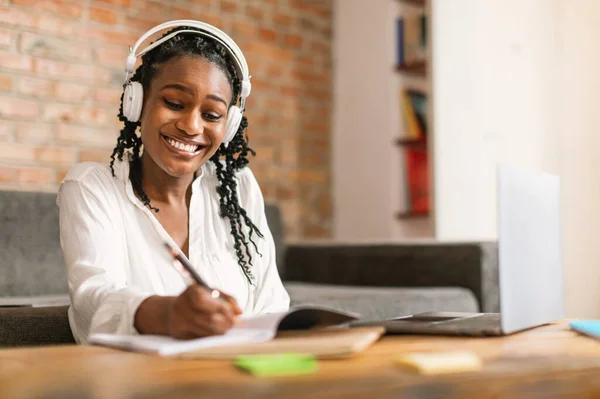 Mujer Negra Feliz Los Auriculares Estudian Línea Con Ordenador Portátil —  Fotos de Stock
