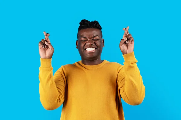 Dilek Tutuyorum Neşeli Siyahi Adam Portresi Parmaklarını Çapraz Tutarken Batıl — Stok fotoğraf