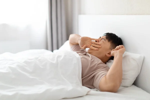 Cansado Somnoliento Hombre Asiático Mediana Edad Con Pijamas Bostezando Estirando —  Fotos de Stock