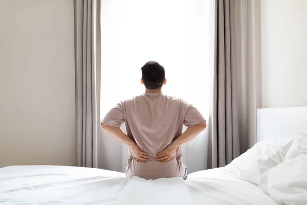 Hombre Cansado Que Sufre Dolor Espalda Después Dormir Dormitorio Despertando —  Fotos de Stock