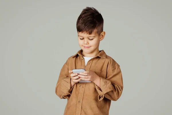 Lächelnder Kaukasischer Jähriger Kleiner Junge Der Auf Einem Telefonspiel Isoliert — Stockfoto