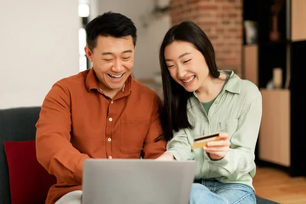 Возбужденные Корейские Супруги Бронирования Отеля Покупки Онлайн Ноутбуком Кредитной Картой — стоковое фото