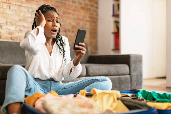 Verängstigte Afroamerikanerin Starrt Entsetzt Auf Smartphone Bildschirm Ist Schockiert Über — Stockfoto