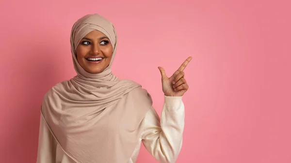 Mooi Aanbod Glimlachende Arabische Vrouw Hidjab Wijzend Kopieerruimte Met Vinger — Stockfoto