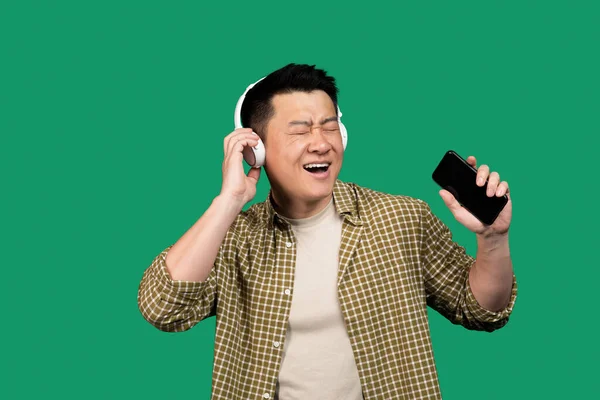 Amante Karaoke Emocional Asiático Meia Idade Homem Fones Ouvido Sem — Fotografia de Stock