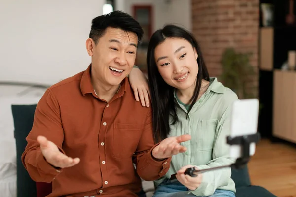 Smiling Korean Married Spouses Happy Faces Looking Cellphone Webcamera Bloggers — Stock Photo, Image