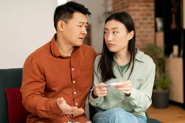 Depressive Traurige Asiatische Eheleute Die Sich Über Negative Schwangerschaftstestergebnisse Aufregen — Stockfoto
