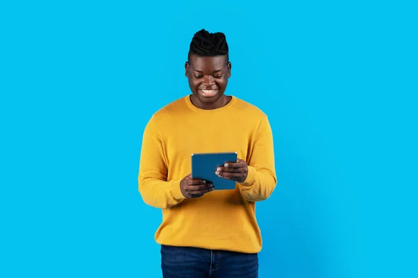 Feliz Millennial Hombre Afroamericano Utilizando Tableta Digital Moderna Chico Negro — Foto de Stock