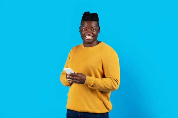 Πορτρέτο Του Millennial Black Man Κρατώντας Κινητό Τηλέφωνο Και Κοιτάζοντας — Φωτογραφία Αρχείου