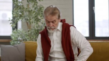 Ciddi kıdemli bir adamın kapalı bir portresi telefonda oturuyor ve telefona cevap veriyor, eski bir arkadaşla zevkten bahsediyor, izleme çekimi, yavaş çekim, serbest alan.
